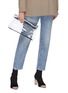 模特儿示范图 - 点击放大 - SIMON MILLER - Lunch Bag 30CM真皮拼接PVC手拿包