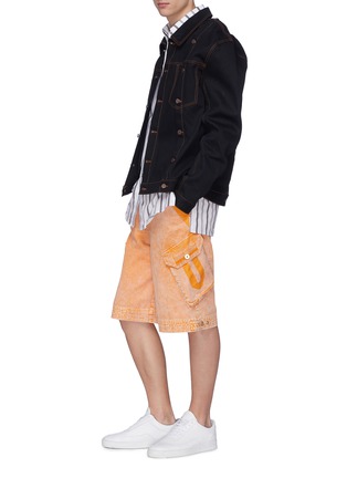 模特儿示范图 - 点击放大 - FENG CHEN WANG - 水洗工装牛仔短裤