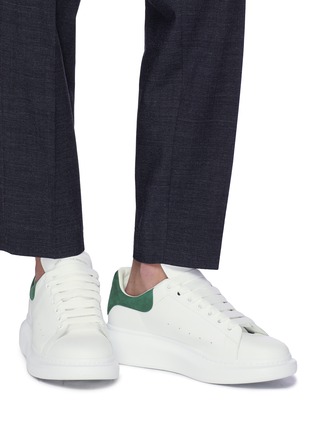 模特儿示范图 - 点击放大 - ALEXANDER MCQUEEN - Oversized Sneaker绒面皮拼贴真皮运动鞋