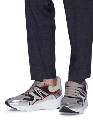 模特儿示范图 - 点击放大 - ALEXANDER MCQUEEN - 拼接设计oversize厚底运动鞋