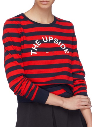细节 - 点击放大 - THE UPSIDE - Tommy品牌名称拼色条纹卫衣