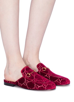 模特儿示范图 - 点击放大 - GUCCI - Princetown品牌标志刺绣天鹅绒乐福拖鞋
