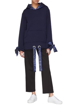 模特儿示范图 - 点击放大 - XIAO LI - 夹棉填充系带兜帽纯棉卫衣