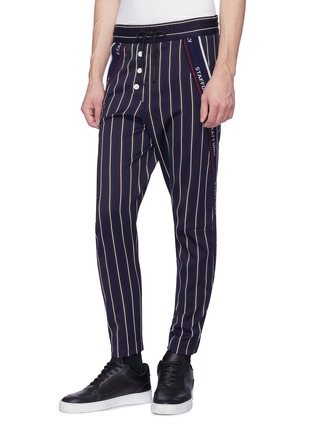 细节 - 点击放大 - STAFFONLY - Chris中性款品牌名称布饰条纹抽绳休闲裤