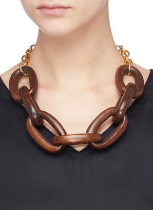 模特儿示范图 - 点击放大 - KENNETH JAY LANE - 镀金链条木头锁链项链
