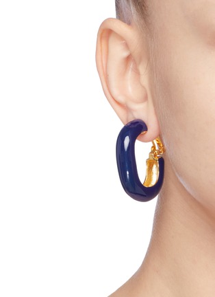 模特儿示范图 - 点击放大 - KENNETH JAY LANE - 搪瓷开口圆环夹耳式耳环