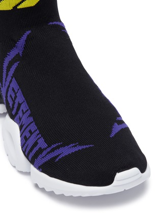 细节 - 点击放大 - VETEMENTS - x Reebok Metal品牌名称刺绣袜靴式运动鞋