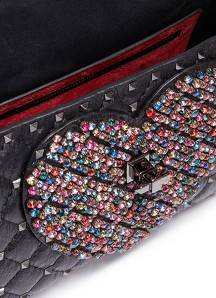 细节 - 点击放大 - VALENTINO GARAVANI - Valentino Garavani 'Rockstud Spike' heart embellished medium quilted leather crossbody bag