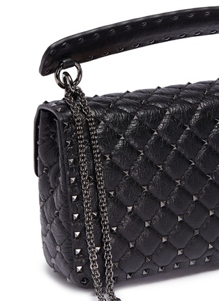 细节 - 点击放大 - VALENTINO GARAVANI - Valentino Garavani 'Rockstud Spike' heart embellished medium quilted leather crossbody bag