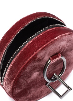 细节 - 点击放大 - TARA ZADEH  - 'Azar' geometric link strap velvet circle clutch