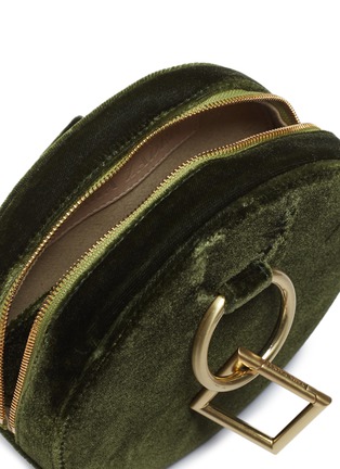 细节 - 点击放大 - TARA ZADEH  - 'Azar' geometric link strap velvet circle clutch