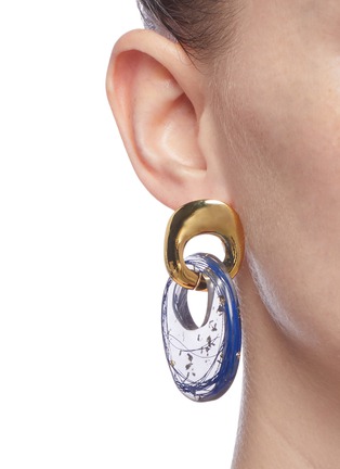 模特儿示范图 - 点击放大 - EJING ZHANG - Finn纹理金箔圆环缀饰金属耳环