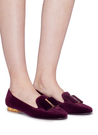 模特儿示范图 - 点击放大 - SALVATORE FERRAGAMO - Sarno花形鞋跟天鹅绒乐福鞋