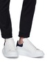 模特儿示范图 - 点击放大 - ALEXANDER MCQUEEN - Oversized Sneaker金属感蟒蛇纹拼贴真皮运动鞋