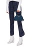 模特儿示范图 - 点击放大 - MANU ATELIER - 'Demi' suede and leather crossbody satchel