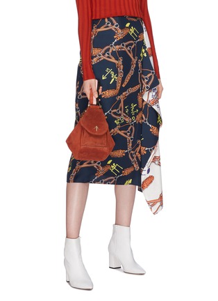 模特儿示范图 - 点击放大 - MANU ATELIER - 'Fernweh' stripe shoulder strap micro suede handbag
