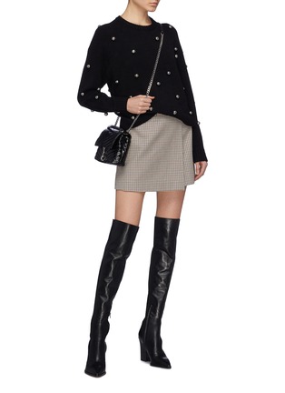 模特儿示范图 - 点击放大 - ALICE + OLIVIA - Gleeson金属圆球点缀针织衫