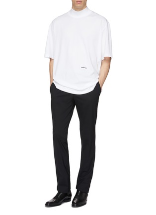 模特儿示范图 - 点击放大 - CALVIN KLEIN 205W39NYC - 品牌名称刺绣oversize T恤