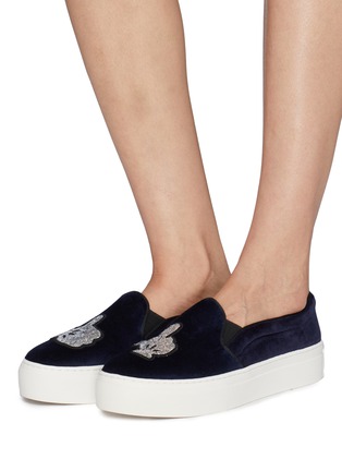 模特儿示范图 - 点击放大 - BING XU - x Disney Tribeca闪粉手套图案天鹅绒厚底便鞋