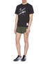 模特儿示范图 - 点击放大 - SATISFY - Short Distance 2.5反光英文字网眼布双层跑步短裤