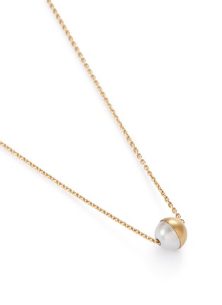 模特儿示范图 - 点击放大 - SHIHARA - 'Half Pearl 90°' 18k yellow gold pendant necklace