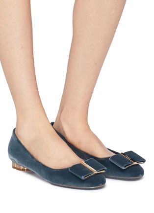 模特儿示范图 - 点击放大 - SALVATORE FERRAGAMO - Capua花形鞋跟蝴蝶结天鹅绒平底鞋