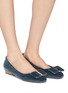模特儿示范图 - 点击放大 - SALVATORE FERRAGAMO - Capua花形鞋跟蝴蝶结天鹅绒平底鞋