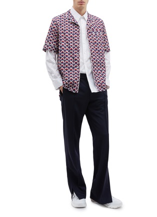 模特儿示范图 - 点击放大 - VALENTINO GARAVANI - 品牌名称半圆印花纯棉衬衫