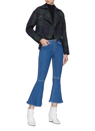模特儿示范图 - 点击放大 - HELEN LEE - 缝线点缀拼接设计喇叭露踝牛仔裤