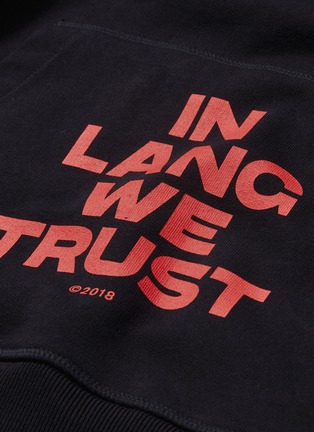 In Lang We Trust标语及喷漆印花连帽卫衣展示图