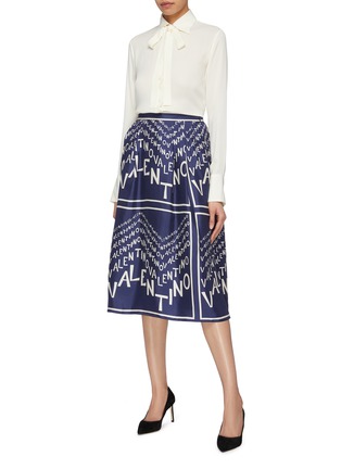 模特示范图 - 点击放大 - VALENTINO GARAVANI - 品牌名称折纹真丝半裙
