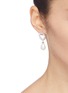模特儿示范图 - 点击放大 - HEFANG - 贝壳珍珠吊坠方晶锆石宫廷蕾丝耳环