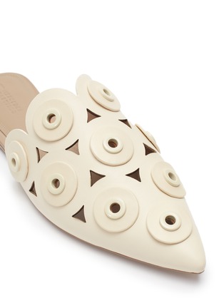 细节 - 点击放大 - MERCEDES CASTILLO - Portia圆形缀饰几何镂空穆勒拖鞋
