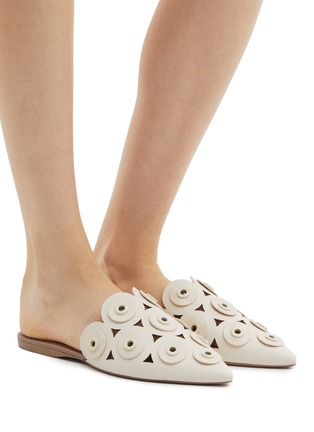 模特儿示范图 - 点击放大 - MERCEDES CASTILLO - Portia圆形缀饰几何镂空穆勒拖鞋