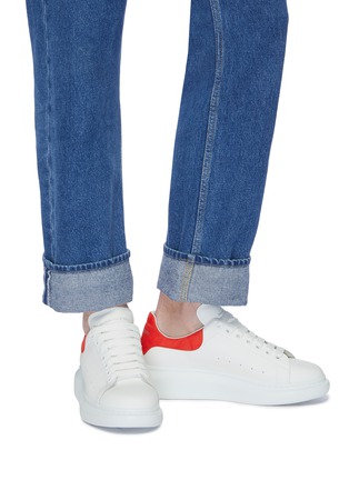 模特儿示范图 - 点击放大 - ALEXANDER MCQUEEN - oversized sneaker绒面皮拼贴真皮厚底运动鞋