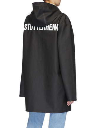 背面 - 点击放大 - STUTTERHEIM - Stockholm中性款品牌名称连帽雨衣