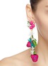 模特儿示范图 - 点击放大 - MERCEDES SALAZAR - 花叶编织草莓造型吊坠夹耳耳环