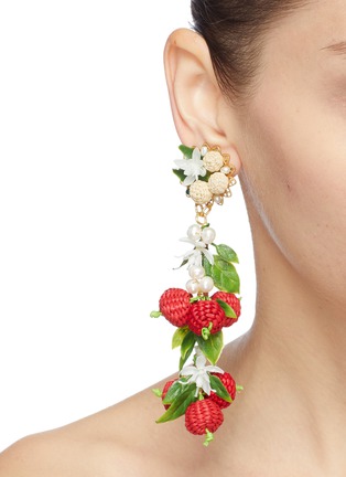 模特儿示范图 - 点击放大 - MERCEDES SALAZAR - 人造珍珠立体红莓吊坠夹耳式耳环