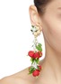 模特儿示范图 - 点击放大 - MERCEDES SALAZAR - 人造珍珠立体红莓吊坠夹耳式耳环