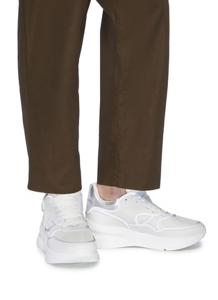 模特儿示范图 - 点击放大 - ALEXANDER MCQUEEN - Larry反光条纹真皮oversize厚底运动鞋