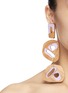 模特儿示范图 - 点击放大 - ROKSANDA - Cutout sculptural wood mismatched drop earrings