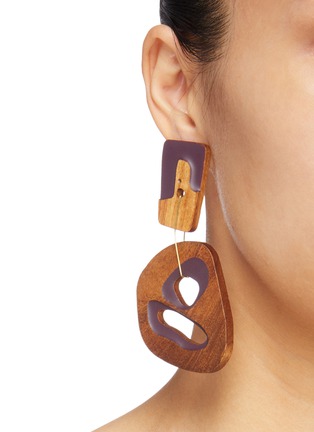 模特儿示范图 - 点击放大 - ROKSANDA - Cutout wood drop earrings