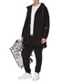 模特儿示范图 - 点击放大 - MONCLER - x Fragment Hiroshi Fujiwara品牌名称布饰拼贴派克大衣