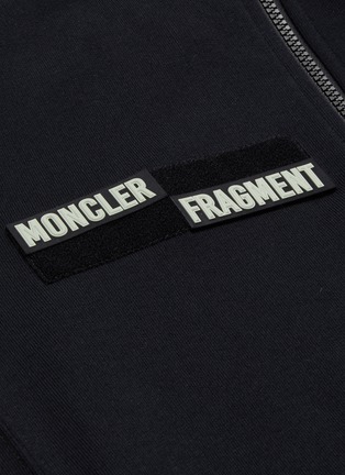 x Fragment Hiroshi Fujiwara英文标语及logo连帽外套展示图