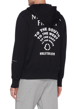 x Fragment Hiroshi Fujiwara英文标语及logo连帽外套展示图