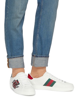 模特儿示范图 - 点击放大 - GUCCI - ACE蛇纹拼贴蛇刺绣织带真皮运动鞋