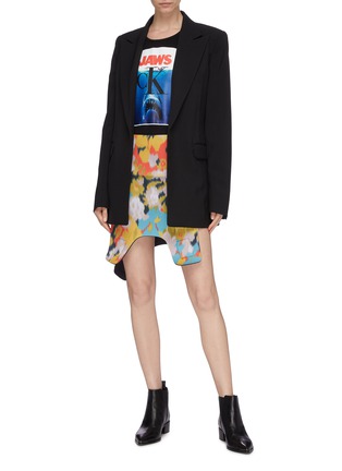 模特示范图 - 点击放大 - CALVIN KLEIN 205W39NYC - 不规则裙摆花卉潜水布半裙