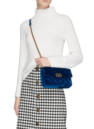 模特儿示范图 - 点击放大 - BALENCIAGA - BB标志天鹅绒链条钱包