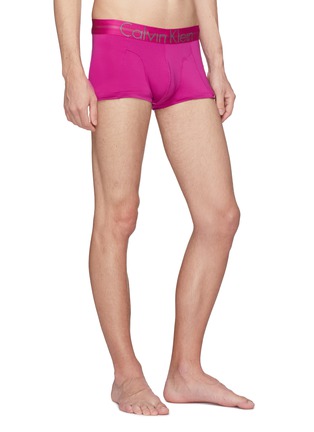 模特儿示范图 - 点击放大 - CALVIN KLEIN UNDERWEAR - Focussed Fit品牌名称平脚内裤