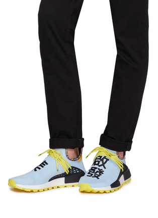模特儿示范图 - 点击放大 - ADIDAS BY PHARRELL WILLIAMS - SOLARHU NMD中文字刺绣不对称针织运动鞋